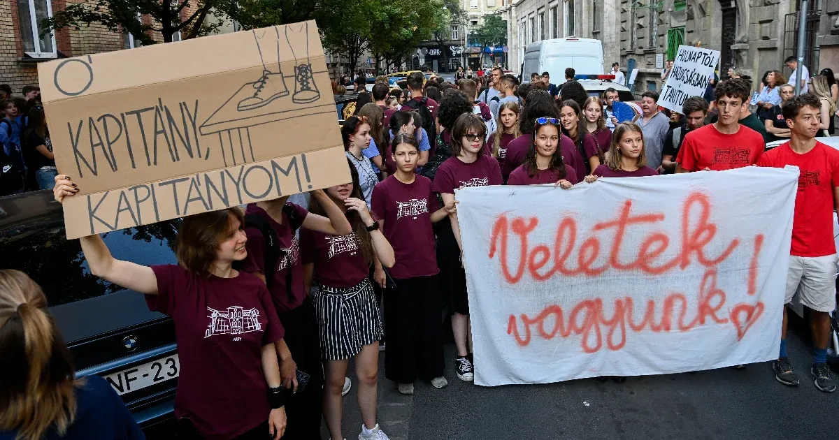 „Itt állok, és mást nem tehetek” – diákok és szülők tüntettek a Madách Imre Gimnázium felmentett igazgatójáért