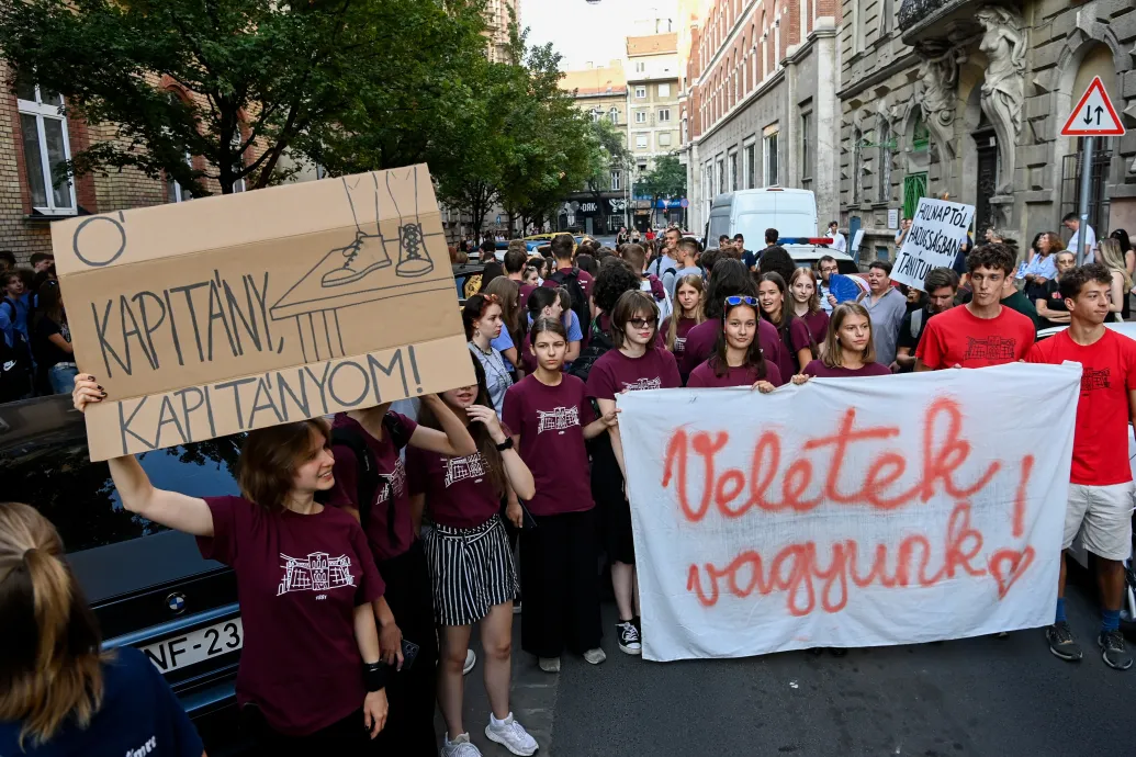 „Tanév-nemnyitón” állnak ki a diákok a Madách Imre Gimnázium kirúgott igazgatójáért