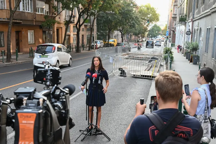 Visszatért a nyári szünetről Szentkirályi Alexandra, ki is osztott egy elégtelent Karácsonynak