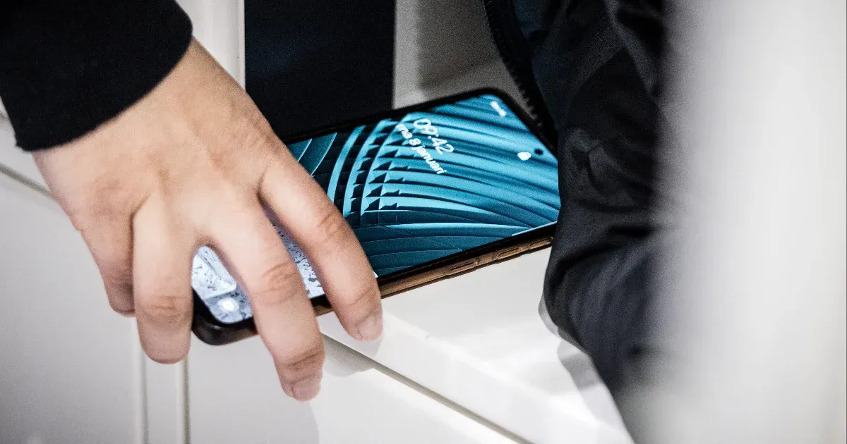 Iskolai mobilhasználat: telefon a zokniban, kígyózó sorok reggel, osztályfőnöki intő a szabályszegőknek