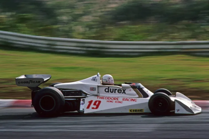 A Surtees Racing 1976-os autója az óvszerreklámmal – Fotó: Dppi / AFP