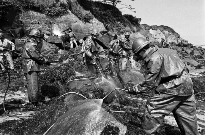 Katonák takarítják az olajszennyezést 1967. június 3-án a franciaországi Perros-Guirec partjainál – Fotó: AFP