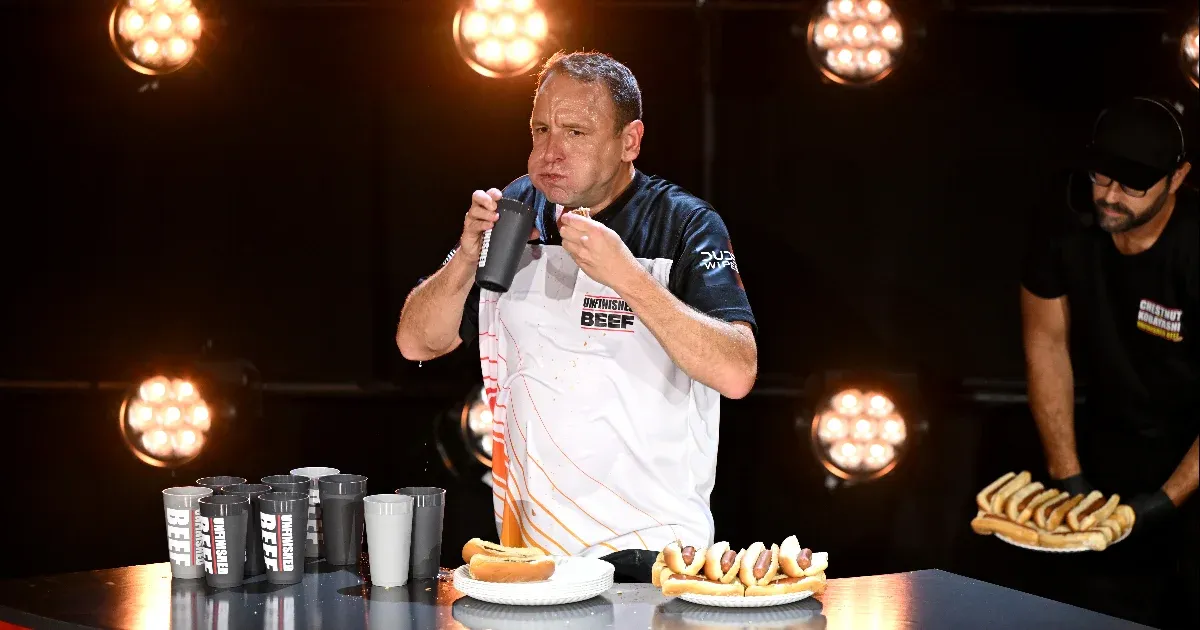 Megdőlt a hot dog evés világrekordja, a sportág legendája 83 darabot pusztított el tíz perc alatt