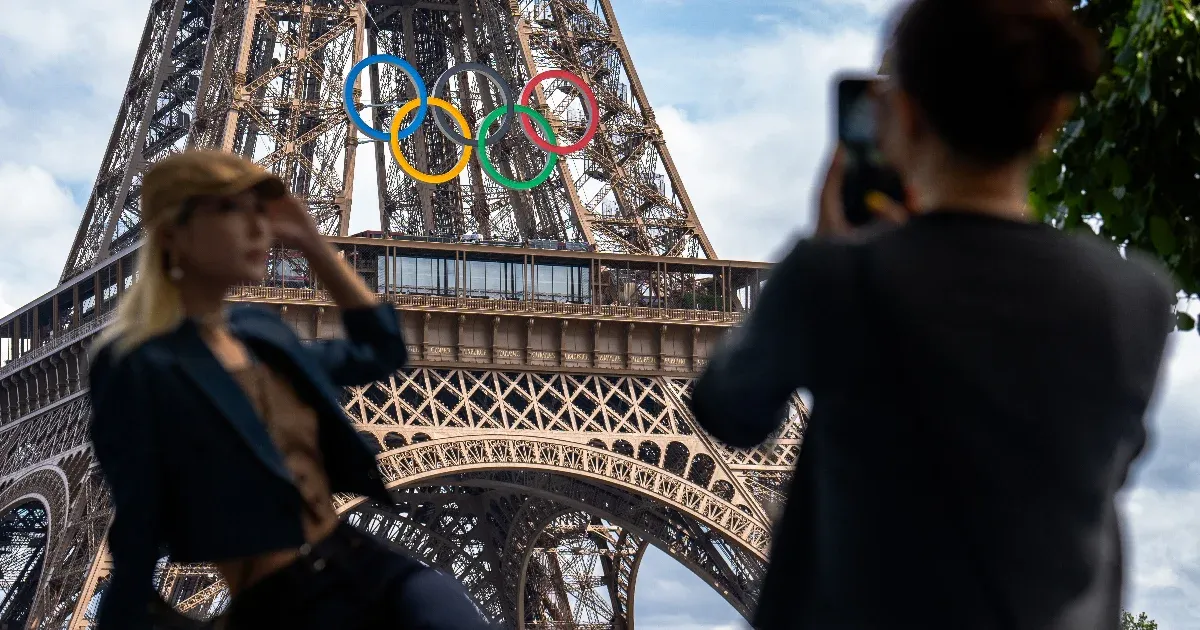 Szép emlék vagy elcsúfítja Párizs jelképét? – áll a bál, amiért az Eiffel-tornyon hagynák az öt karikát