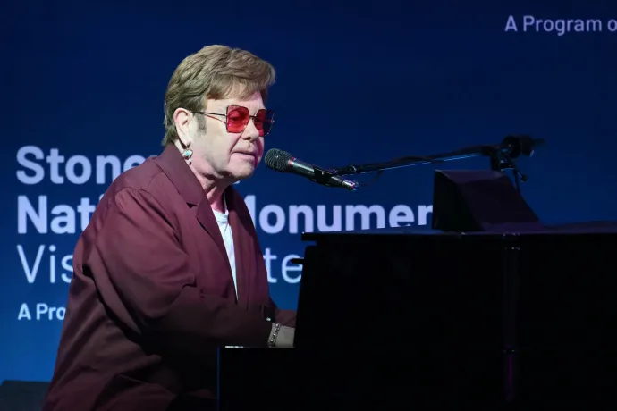 Elton John kis híján megvakult a fél szemére