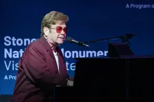 Elton John kis híján megvakult a fél szemére