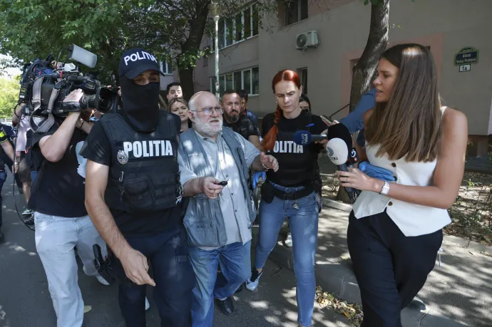 Alfred Bulait bekísérik a rendőrségre – Fotó: Cosmin Enache / Inquam Photos