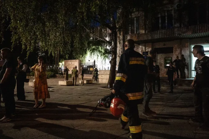 Hozzátartozók és a mentőalakulatok tagjai a rakétatámadás után Poltavában – Fotó: Patryk Jaraccz / AFP