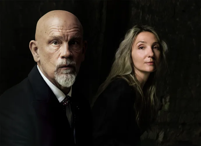 John Malkovich és Anastasya Terenkova – Fotó: Maurice Haas / Lada Vesna