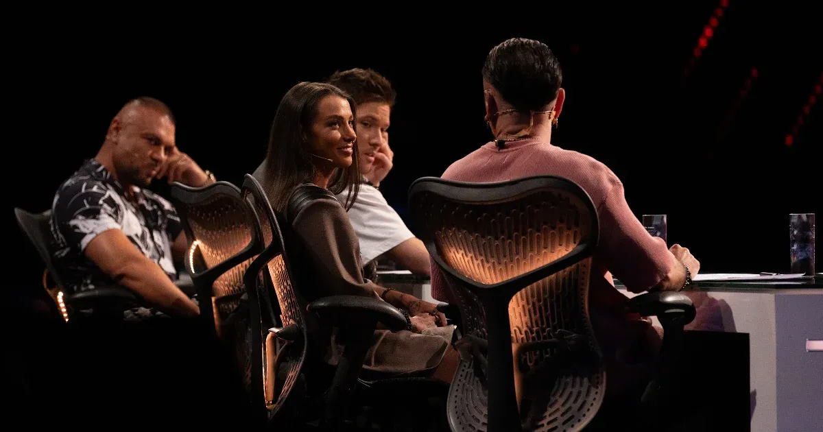 Körbeugrálnak a tévében, aztán be kell lépni a falunap dohos öltözőjébe