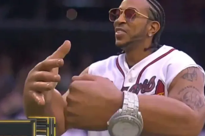 Gigantikus műbicepszekkel dobta az elsőt egy baseball-meccsen Ludacris