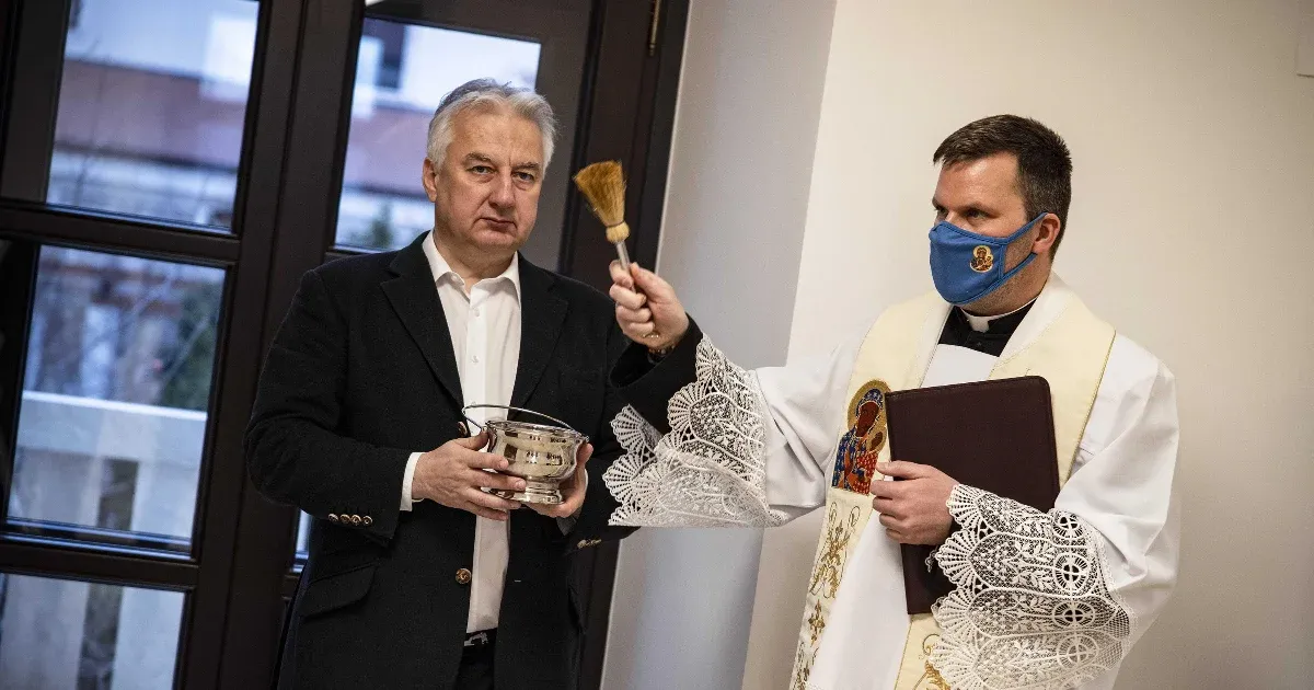 Nem elérhetőek Orbán Viktor Facebook-oldalán a fotók, amiken a felfüggesztett sztárpap megszenteli a Karmelitát