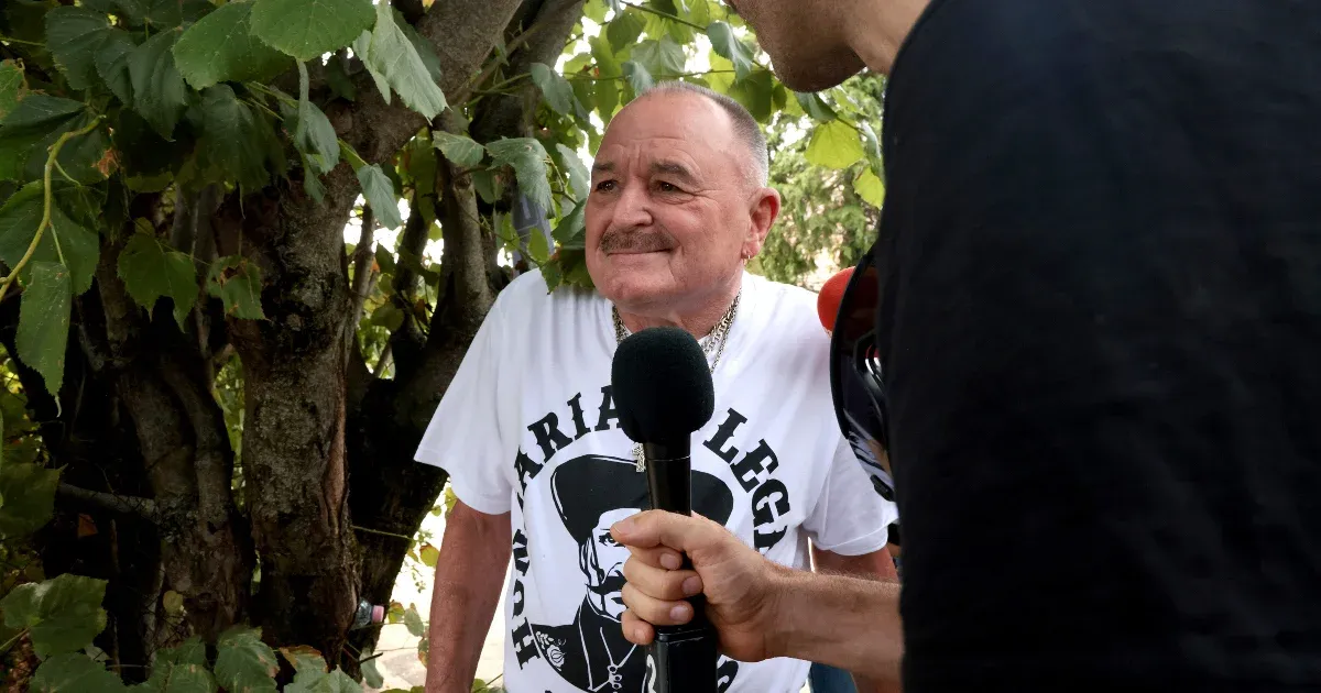 Üvöltő zene fogadta az utcán a kötcsei piknikre érkezőket