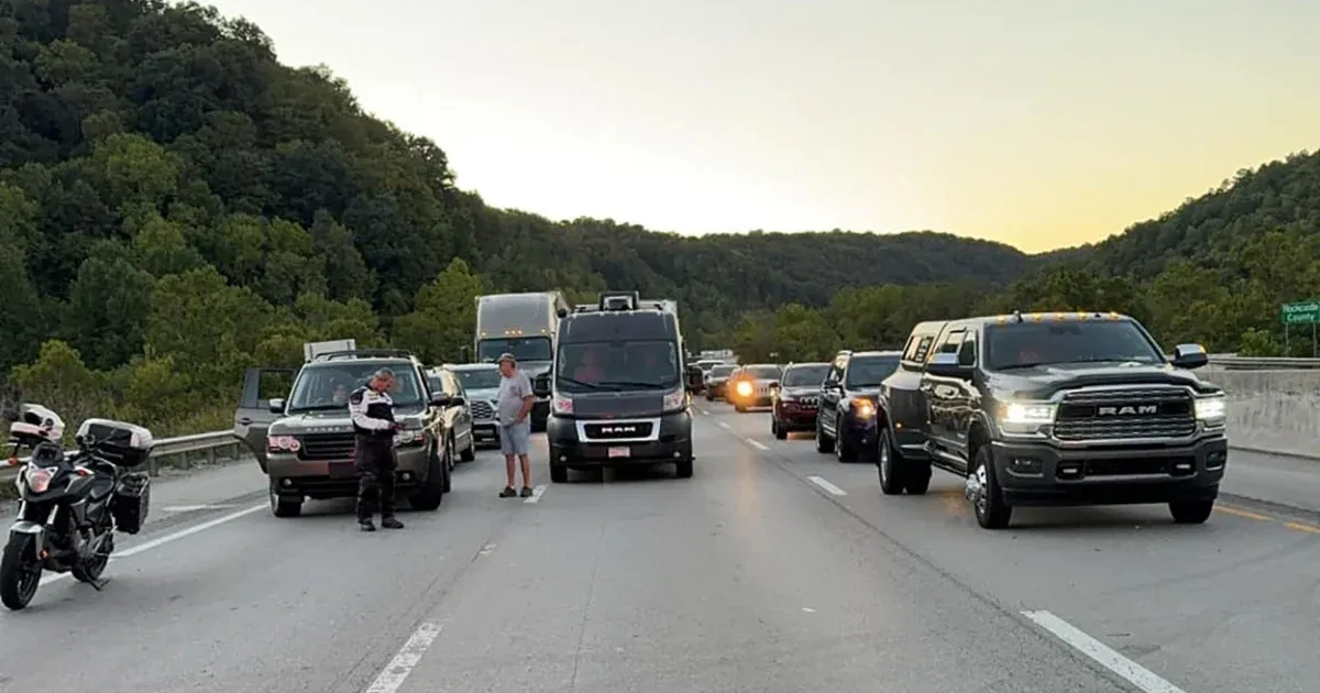 Hét ember megsebesült egy autópályás lövöldözésben Kentucky államban, a rendőrség hajtóvadászatot indított