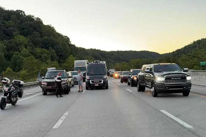 Autók várakoznak az I-75 autópályán London, Kentucky közelében, miután lövéseket jelentettek a helyszínről – Fotó: Mount Vernon Fire Department / Reuters