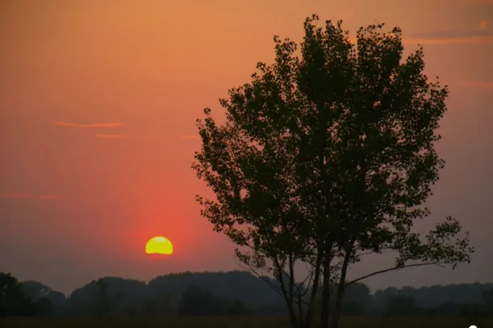 Még dőlnek a melegrekordok, de éjfélkor már kopogtat a határon az esőzóna