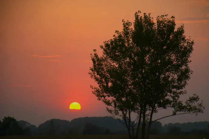 Még dőlnek a melegrekordok, de éjfélkor már kopogtat a határon az esőzóna