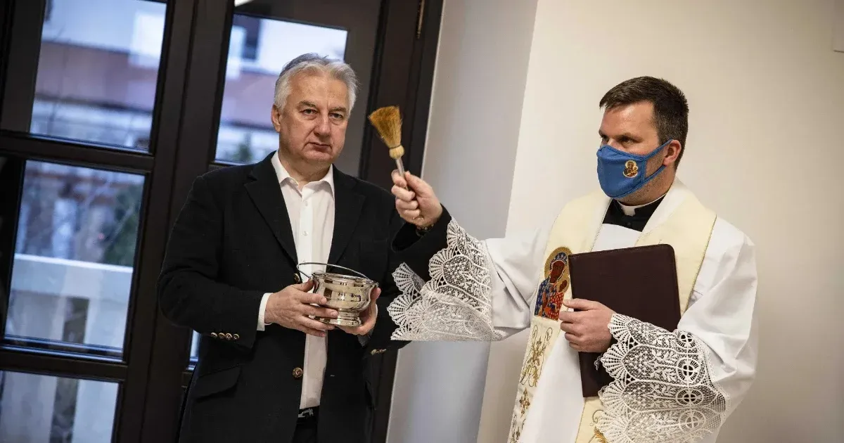 Havasi Bertalan részletesen elmagyarázta, miért törölték Orbán Viktor Facebook-oldaláról a Karmelitát megszentelő Bese Gergőről készült fotókat