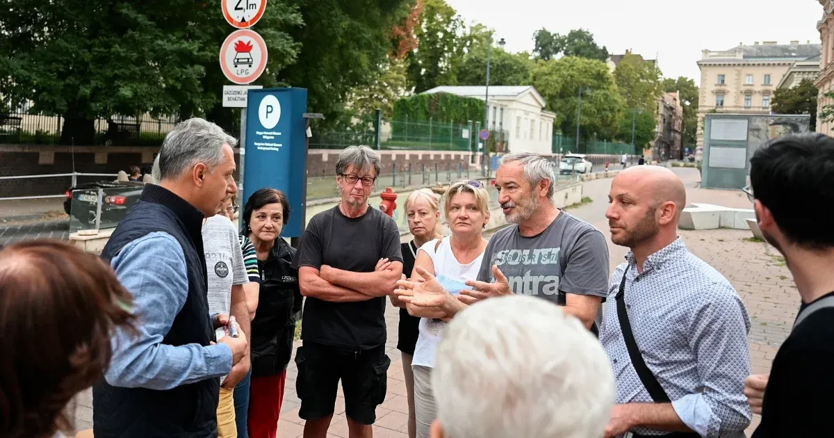 Lázár váratlanul elment az épülő Pázmány Campusra, és tüntetőkkel kávézott