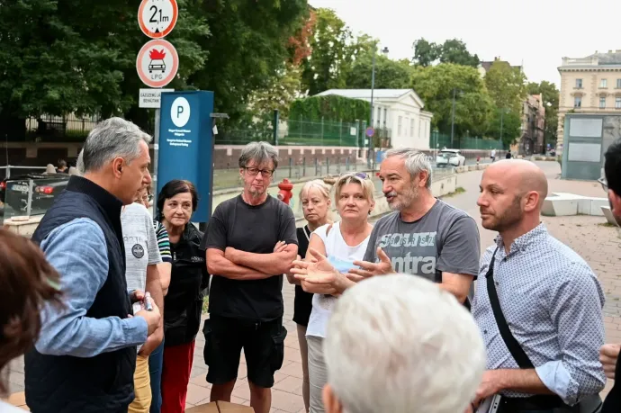 Lázár váratlanul elment az épülő Pázmány Campusra, és tüntetőkkel kávézott