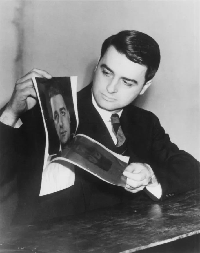 Edwin Land mutatja az eljárást 1947 körül – Fotó: Hulton Archive / Getty Images