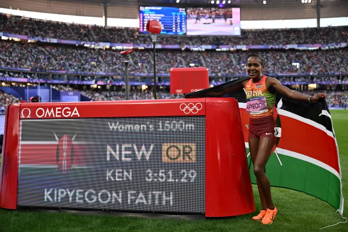 A női 1500 méter bajnoka, Faith Kipyegon az eredményjelző tábla mellett a párizsi olimpián – Fotó: Kirill Kudryavtsev / AFP