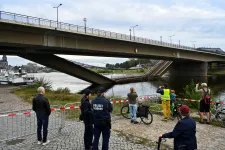 Leomlott a Carola híd egy része Drezdában, közlekedési káosz várható