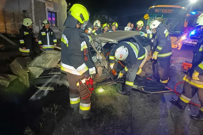 Frontálisan ütközött egy busz és egy autó Mikén, ketten meghaltak