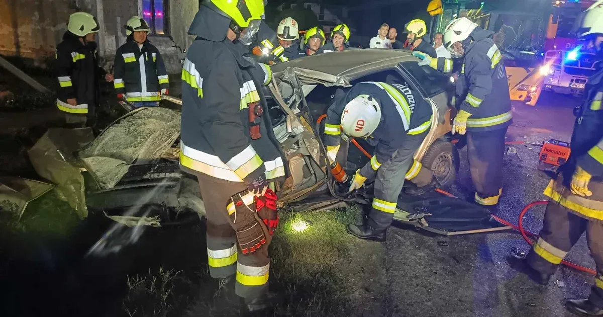 Frontálisan ütközött egy busz és egy autó Mikén, ketten meghaltak