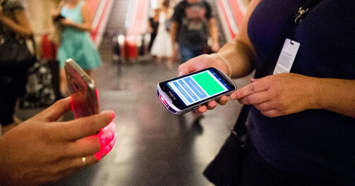 Hiába érvényesítette Anna a digitális jegyét, mégis pótdíjat fizettetett vele a BKK