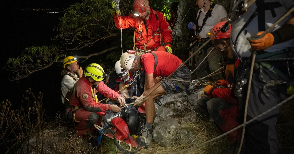Sziklának csapódott egy siklóernyős a Gerecsében, a Barlangi Mentőszolgálat mentette meg
