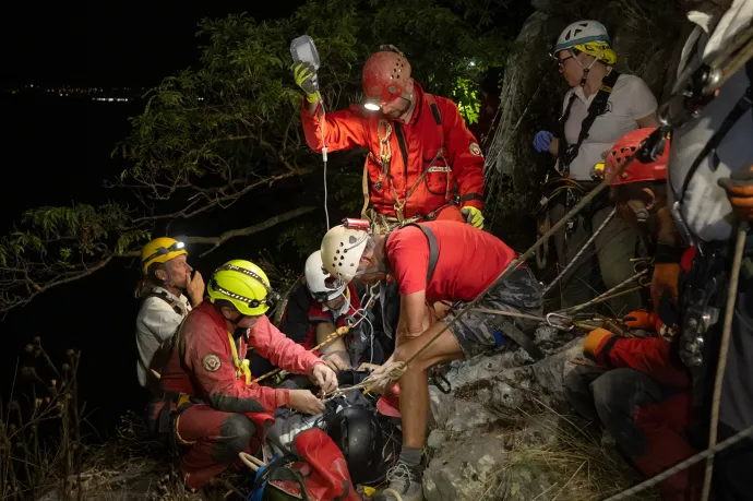 Sziklának csapódott egy siklóernyős a Gerecsében, a Barlangi Mentőszolgálat mentette meg