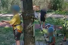 Tagadta bűnösségét a szolnoki kalandparkban egy gyereket felrúgó karateedző