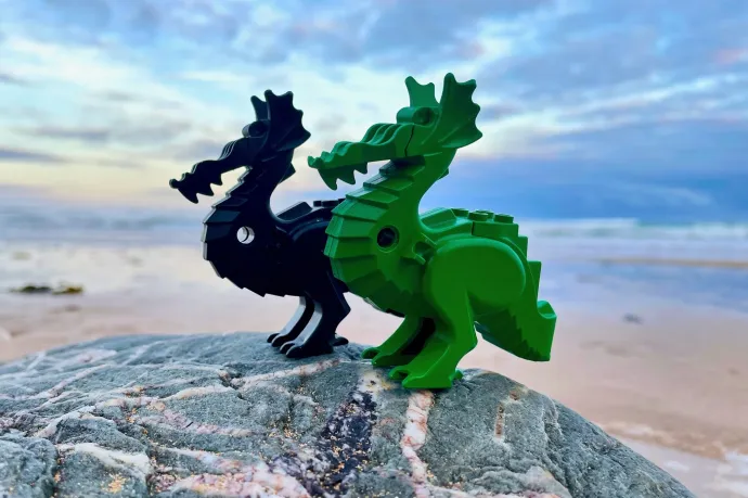 Fekete és zöld sárkányok, valamint egy gumicsónak figura – Fotó: Lego Lost At Sea / Facebook