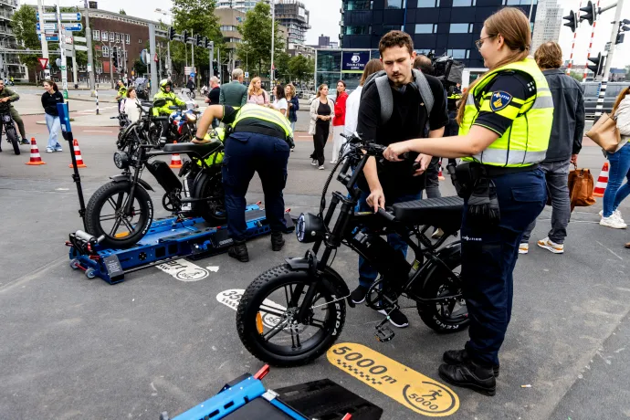 Holland rendőrök fokozottan ellenőrzik a fatbike-okat egy kampány keretében Rotterdamban, amivel a hatóság túl gyors és túl erős elektromos kerékpárok veszélyeire kívánja felhívni a figyelmet – Fotó: ANP / AFP