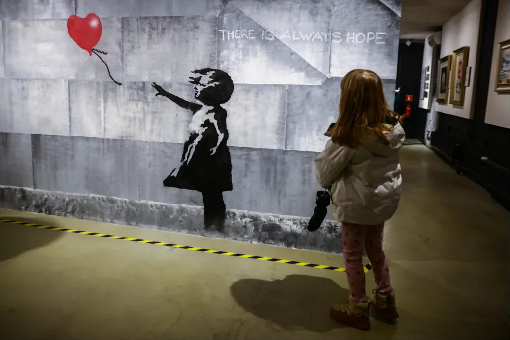 Két férfit vádolnak azzal, hogy elloptak egy Banksy-képet egy londoni galériából