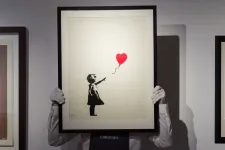 Két férfit vádolnak azzal, hogy elloptak egy Banksy-képet egy londoni galériából