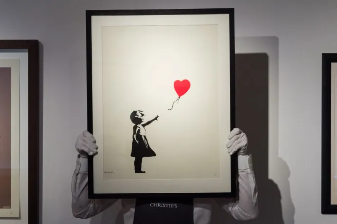 Banksy A lány léggömbbel című stencilsorozatának egyik tagja a londoni Christie's egy korábbi árverésén – Fotó: Wiktor Szymanowicz / NurPhoto / AFP