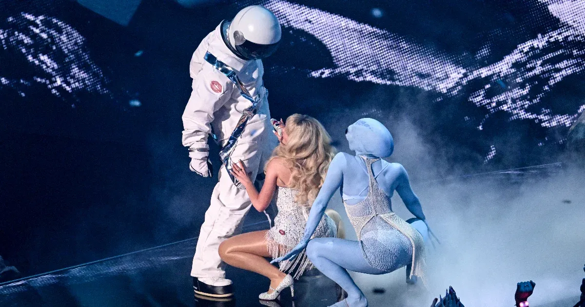 Taylor Swiftről egy űrlény lesmárolásával lehet csak elvonni a figyelmet