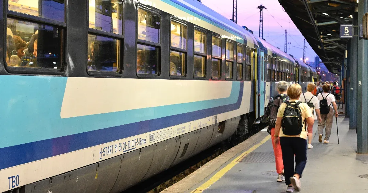 Hétfőtől kalauz nélküli vonatok is közlekednek a győri és esztergomi vonalakon