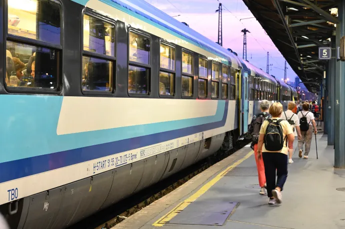 Hétfőtől kalauz nélküli vonatok is közlekednek a győri és esztergomi vonalakon