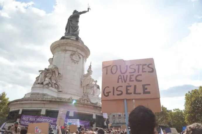 Egy "mind Gisèlellel vagyunk" feliratú táblát tart egy demonstráló a Place de la Republique-ra szervezett tüntetésre 2024. szeptember 14-én – Fotó: Mohamad Salaheldin Abdelg Alsaye / Anadolu