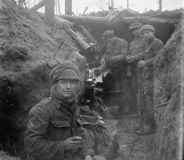 Fent: Az osztrák-magyar lovasság három huszárhadnagya 1900 körül – Fotó: Brandstaetter Images / Imagno/Austrian Archives. Lent: A 11. angol huszárezred katonái az első világháborúban a nyugati fronton – Fotó: Thomas Tait / Wikipédia