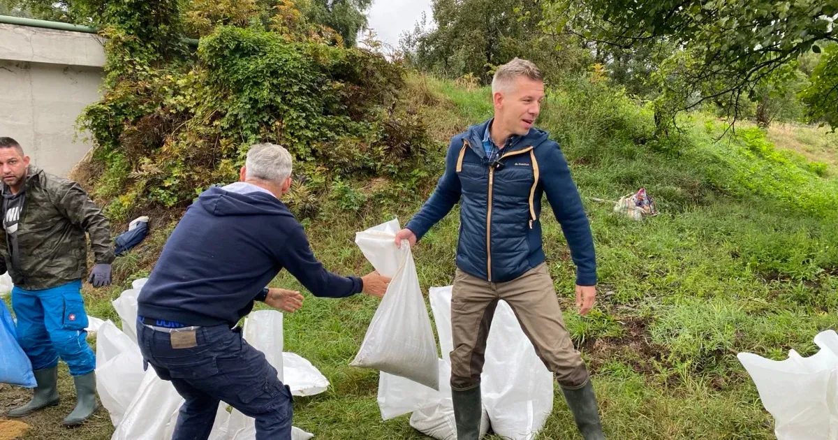 Magyar Péter Neszmélynél pakolja a homokzsákokat, Orbán Viktor a Római-partról jelentkezett be