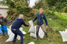 Magyar Péter Neszmélynél pakolja a homokzsákokat, Orbán Viktor a Római-partról jelentkezett be