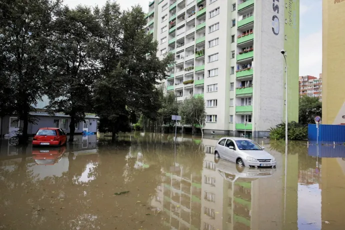 Árvízhelyzet a felső képen Romániában, az alsón Lengyelországban – Fotó: Andreea Campeanu / Reuters, Lukasz Cynalewski / Reuters