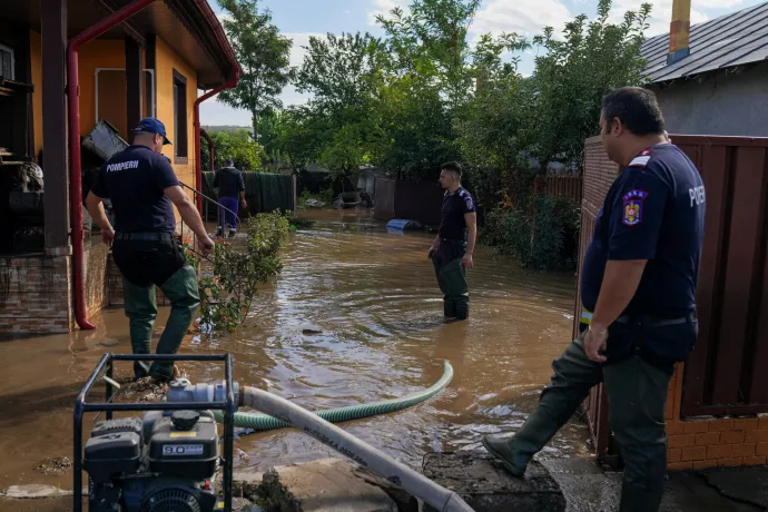 Árvízhelyzet a felső képen Romániában, az alsón Lengyelországban – Fotó: Andreea Campeanu / Reuters, Lukasz Cynalewski / Reuters