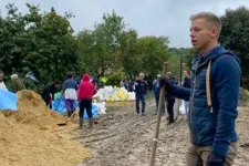 Magyar Péter Orbánt és az EP elnökét is arra kéri, hogy halasszák el a vitát az árvízhelyzet miatt