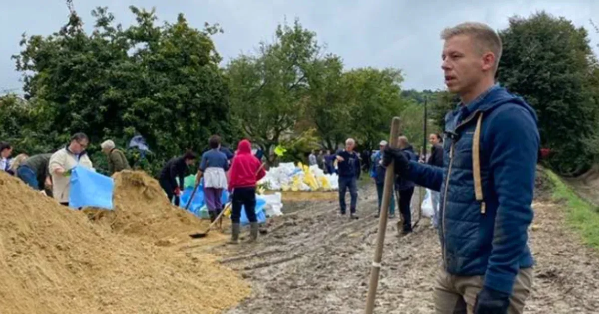 Magyar Péter Orbánt és az EP elnökét is arra kéri, hogy halasszák el a vitát az árvízhelyzet miatt