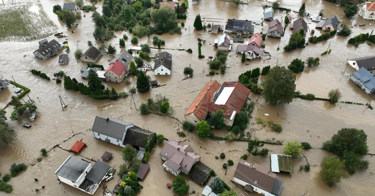 Helikopterekkel mentenek Lengyelországban az árvíz elől